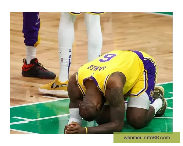 41岁勒布朗差1篮板创三双纪录却遭争议判罚 湖媒怒批裁判判决荒谬