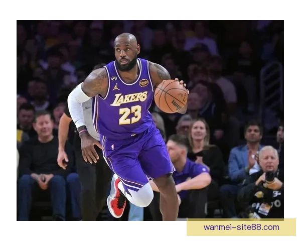 41岁勒布朗差1篮板创三双纪录却遭争议判罚 湖媒怒批裁判判决荒谬